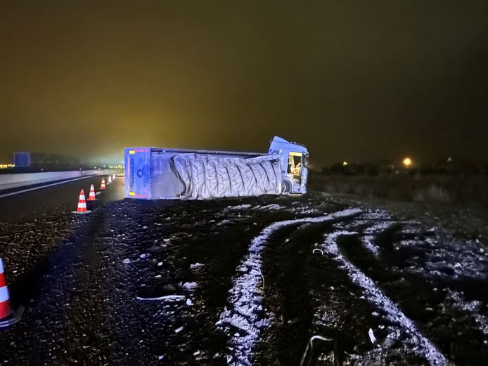 A11 volledig afgesloten door gekantelde vrachtwagen met grind