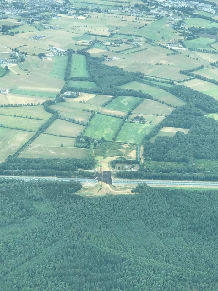 Luchtfoto van de brand bij het ecoduct over de A12, ter hoogte van Woudenberg tussen Maarsbergen en Veenendaal.