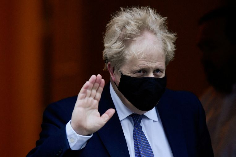 Premier Boris Johnson ligt zwaar onder vuur nadat er beelden uitlekten van corona-overtredingen tijdens de lockdown eind 2020. Beeld REUTERS
