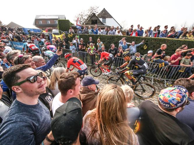 Groot scherm voor Ronde van Vlaanderen op parking taverne Hazard
