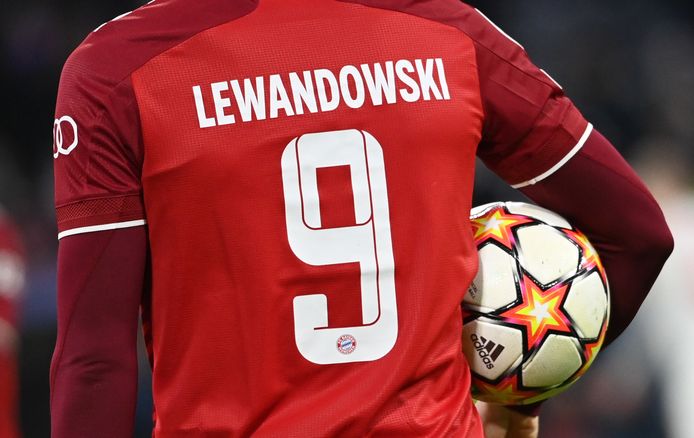 ‘Lewangoalski’ het veld af met de wedstrijdbal.