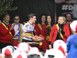 Cadeautjestijd voor Evenepoel: wereldkampioen neemt fiets en een rode tijdrithelm met regenboogstrepen in ontvangst