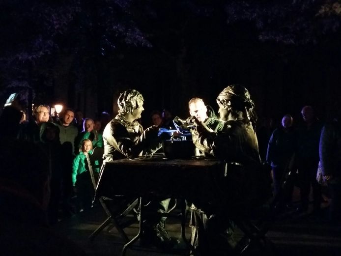 Drukte in centrum Ede voor Living Statues Ede gelderlander.nl