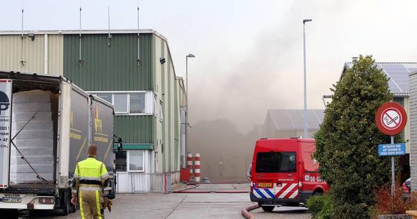 Brand bij houtverwerkingsbedrijf Plomp & Zn BV in Waardenburg, brandweer blust tot 20.00 uur na