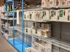 Lege schappen in de supermarkt in Arnhem door coronavirus