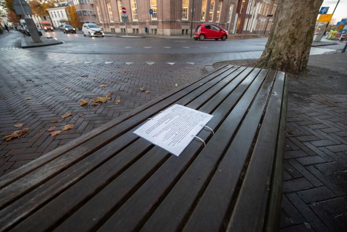 Het briefje werd achtergelaten op een bankje in Apeldoorn, op de hoek van de Deventerstraat met de Kerklaan.