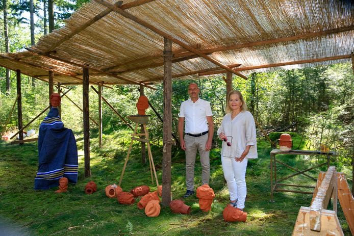 Eric Beex (links) en Lia Stravens bij het kunstwerk De Processie, dat nog in opbouw is, van kunstenaarscollectief Heren4 uit Tilburg.