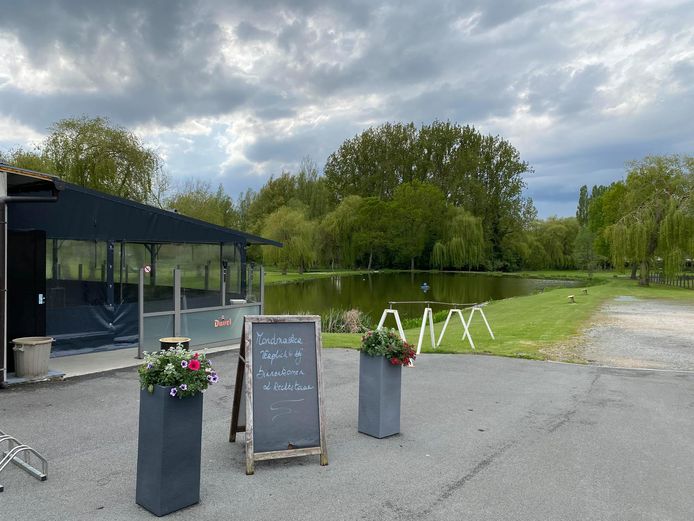 Aan de grote vijver van 't Vissershof in de Nijverheidsstraat in Mere wordt recreatief en competitief gevist.