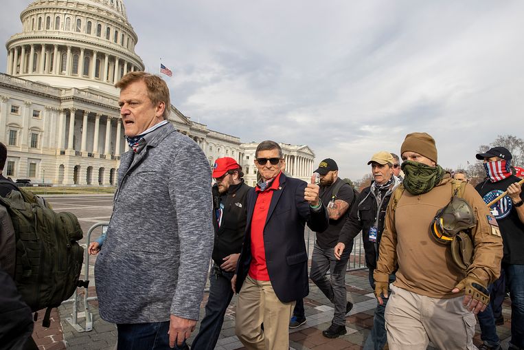 Voormalig generaal Michael Flynn (midden) bij een protest in Washington. Beeld Getty Images