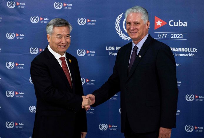 Le représentant chinois Li Xi et le président cubain Miguel Diaz-Canel