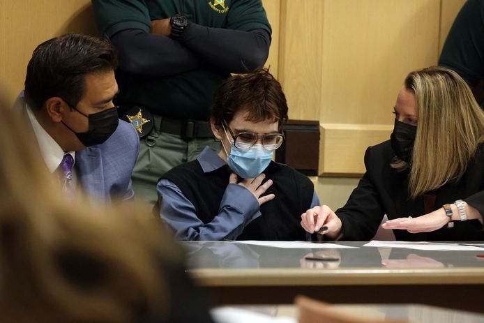 Nikolas Cruz (midden) in de rechtbank.