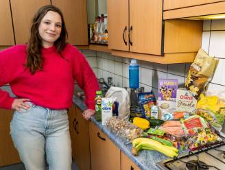 Kotstudente Sara (23) krijgt een beperkt eetbudget van haar ouders en gaat daar heel bewust mee om: hoe bespaart ze in de winkel?