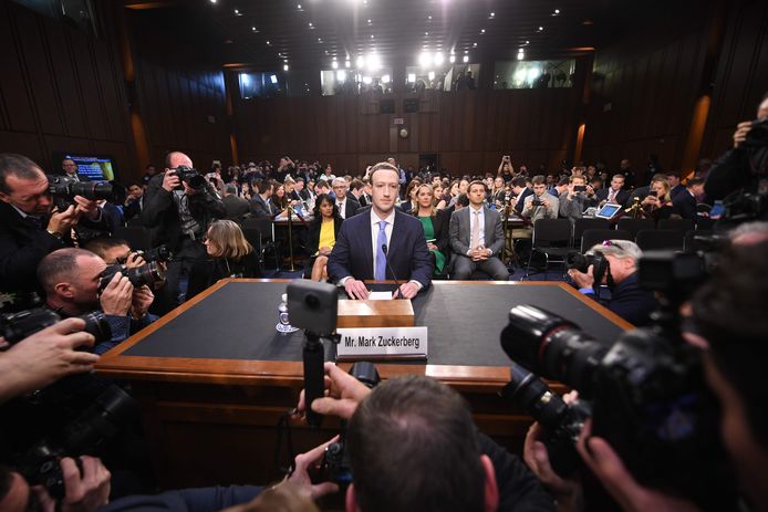 Een zichtbaar nerveuze Zuckerberg, voor de verandering gekleed in een donkerblauw maatpak en niet in een grijs t-shirt, zijn handelsmerk, legde in het Amerikaanse Congres voor het eerst publiekelijk verantwoording af voor een leger senatoren en pers.