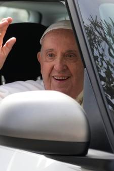 "Je suis encore vivant" : le pape quitte l'hôpital en bonne forme
