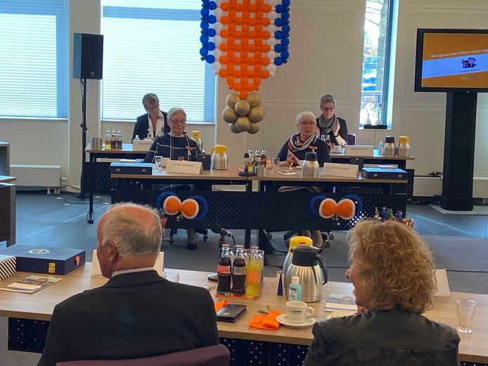 Tweelingzussen Els en Gerda Schoonen uit Steenbergen kregen een koninklijke onderscheiding.