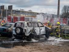 Twee geparkeerde auto’s vliegen in brand in Tilburg, brandweer blust vuur in twee keer