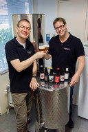 Brouwmeesters Rik Schuurmans (links) en Johannes Janssen van Brouwerij de Markies in hun brouwerij aan de Onderwijsboulevard