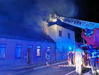 Steenweg in rook gehuld door schouwbrand