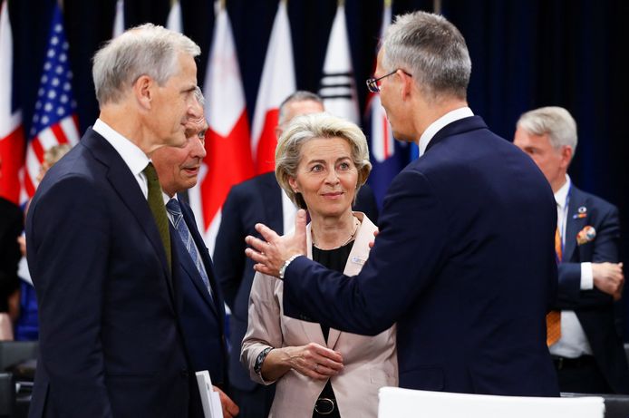 Europees Commissievoorzitter Ursula von der Leyen, NAVO-secretaris-generaal Jens Stoltenberg, de Noorse premier Jonas Gahr Store en de Finse president Sauli Niinisto in een onderonsje op de NAVO-top in Madrid.