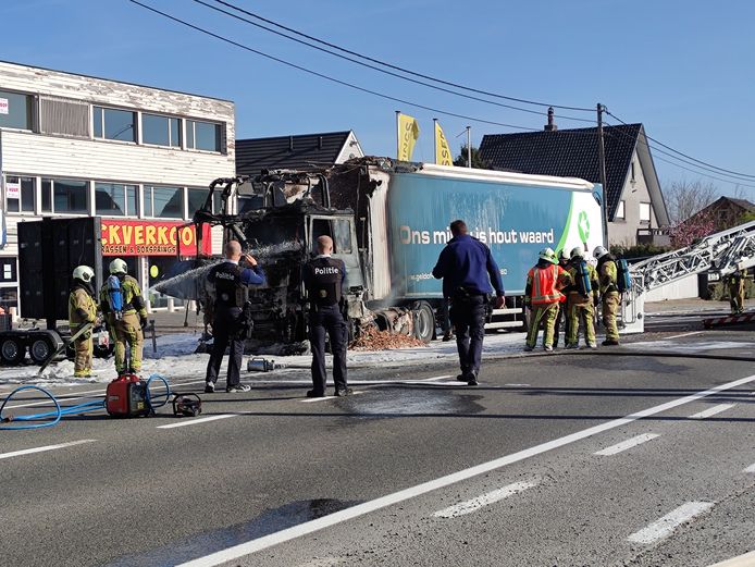 De cabine van de vrachtwagen brandde volledig uit