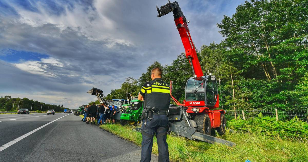 Boze boeren voeren onaangekondigd actie rondom snelwegen: ook strobalen geplaatst in de straat van minister Van der Wal