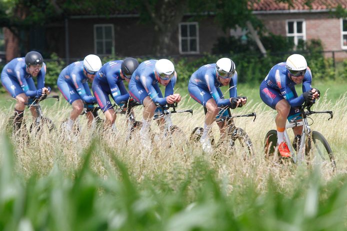 Het treintje van Dutch Food Valley Cycling Team in de gewonnen ploegentijdrit van 2022 in Gilze.