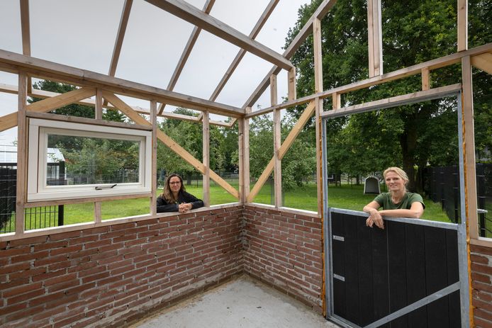 Er wordt stevig gebouwd op de Keldershoeve van Severinus. Links Heidi Berkvens, rechts Edith van der Burgt.