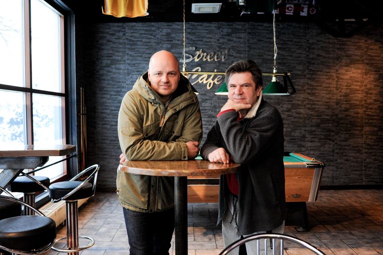 Petteri Koistinen (links) en barmanager Andrej. ‘Tussen ons is niets veranderd.’ Beeld Mikko Stig