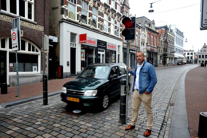 Voertuigen mogen de komende tijd al vanaf 17.00 uur, in plaats van om middernacht, de autoluwe binnenstad van Dordrecht in.