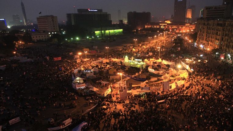 Het Tahrirplein gisteren na zonsondergang, als demonstranten tegen het huidige bewind weer bijeen komen. Beeld epa