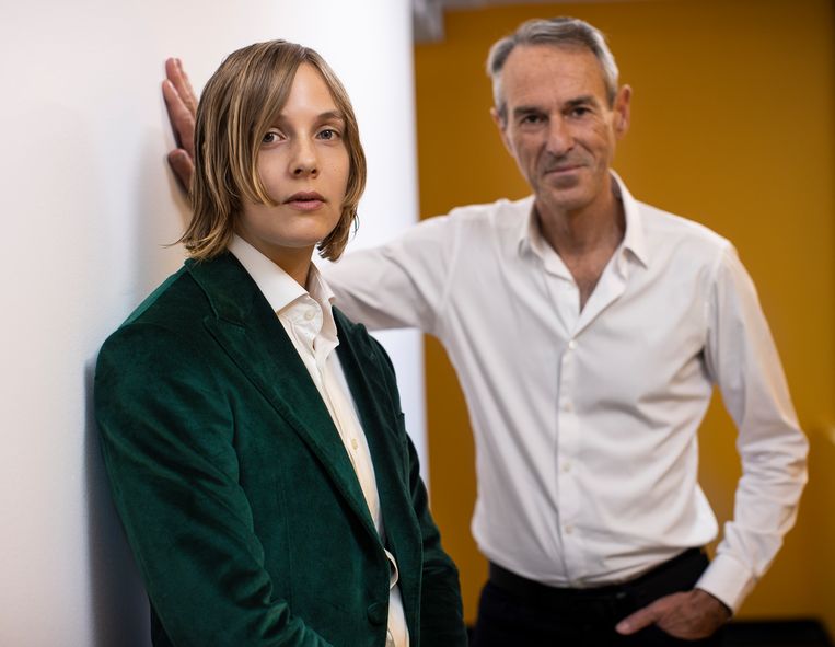 Schrijver Marieke Lucas Rijneveld en toneelregisseur Ivo van Hove. Beeld Jan Versweyveld