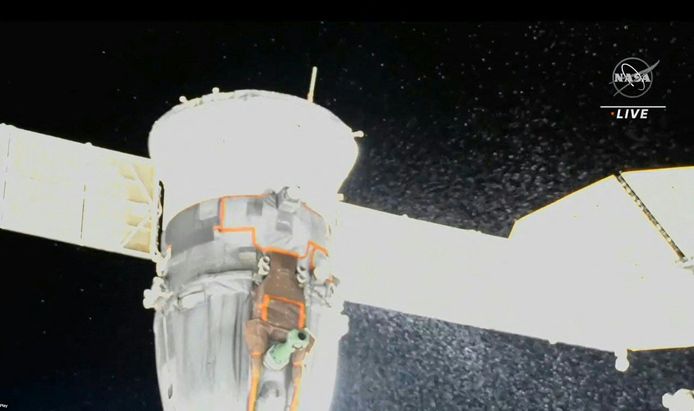 Een videobeeld van de NASA laat zien hoe er koelvloeistof ontsnapt uit het Russische Soyuz-ruimtevaartuig dat vastzit aan het internationale ruimtestation ISS.