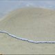 Een menselijke keten kan een berg zand(zakken) verplaatsen, laat kunstenaar Francis Alÿs zien
