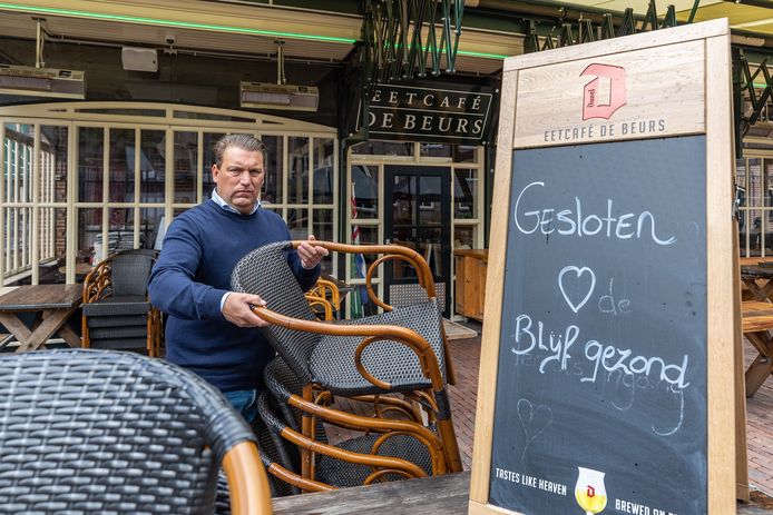 Het terras van eetcafé De Beurs in het Nederlandse Meppel gaat na een week alweer dicht. Uitbater Eduard Konijnenburg vindt het op deze manier niet te doen om open te blijven.