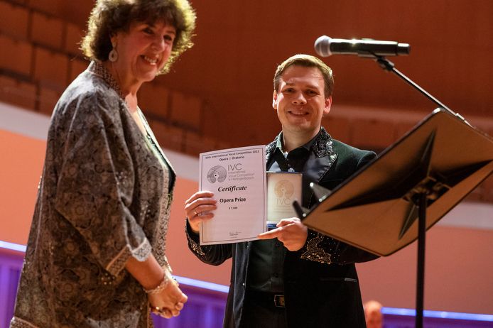 De Russische tenor Andrei Danilov won twee van de drie hoofdprijzen tijdens het Internationaal Vocalisten Concours 2022.