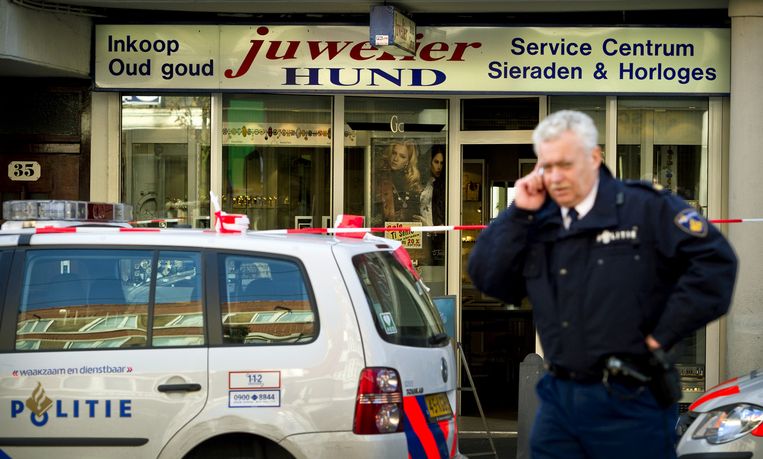 Archiefbeeld van de dag waarop juwelier Fred Hund werd vermoord tijdens een overval op zijn zaak aan de Jan Evertsenstraat in Amsterdam. Beeld anp