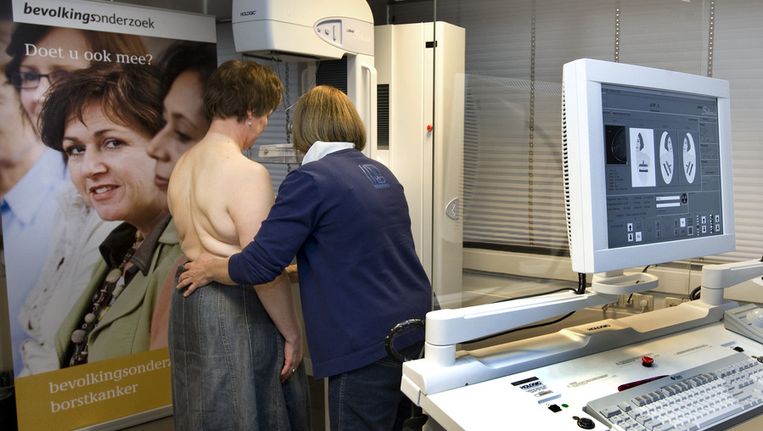 Een vrouw laat een mammografie maken van haar borsten in de onderzoeksunit van de Stichting Bevolkingsonderzoek Borstkanker in Rotterdam. Beeld 