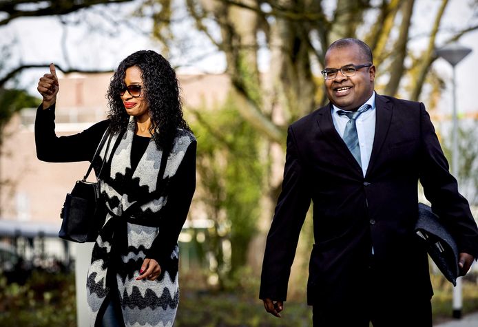 Sylvana Simons (links) en Artikel 1-campagneleider Ian van der Kooye arriveren bij de rechtbank Amsterdam waar de rechtszaak begint tegen 22 personen die worden verdacht van opruiing, discriminatie en belediging van Simons.