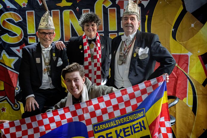 Carnavalsvereniging de Keien bestaat 55 jaar. Op de foto (van links naar rechts) Ad Zegers, Tanja de Leeuw, Albert Vos
en Stef Waterschoot (voorgrond).