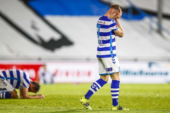 Ralf Seuntjens en Melvin Platje balen na het mislopen van directe promotie naar de eredvisie.