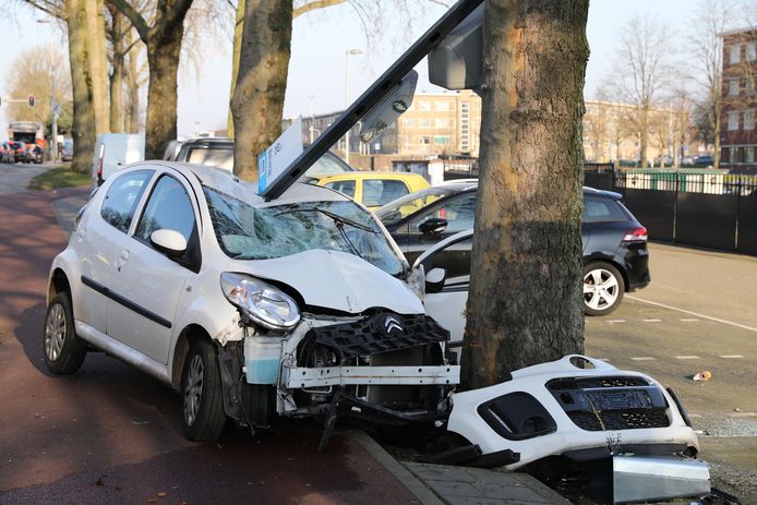 Een vrouw is vanochtend gewond geraakt bij een botsing tegen een boom op de Troelstrakade. Het slachtoffer is gewond naar een ziekenhuis gebracht.