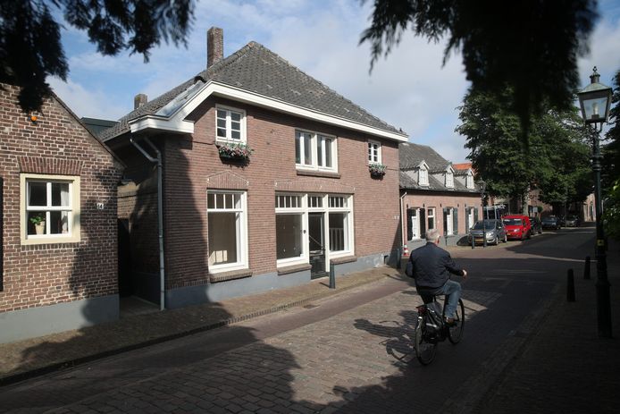 Het pand aan de Nieuwstraat 18 in Oirschot moet verbouwd worden tot 6 appartementjes, maar de buurt ziet dat niet zitten. Onder meer vanwege potentieel parkeeroverlast.