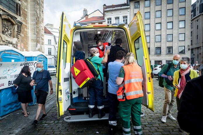 Een hongerstaker wordt verzorgd in een ambulance.