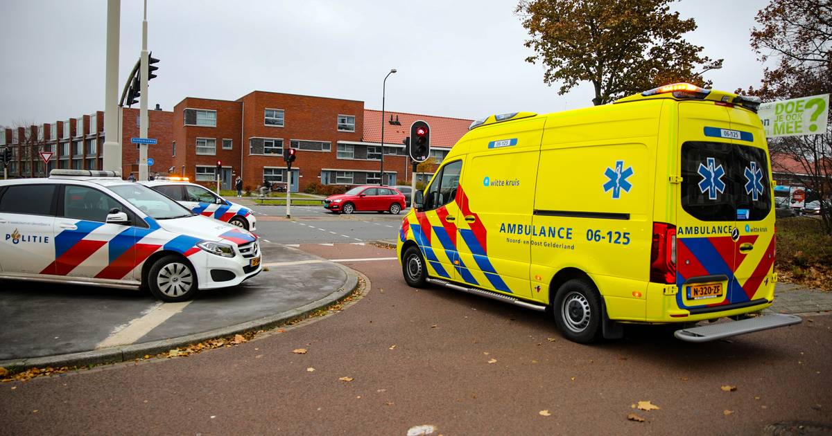 Meisje gewond na botsing met auto in Apeldoorn.