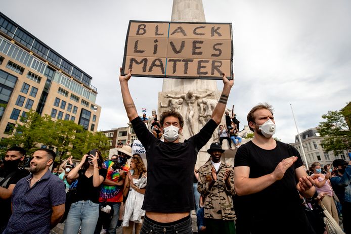 Demonstranten tijdens het grote antiracismeprotest op de Dam van afgelopen zomer.