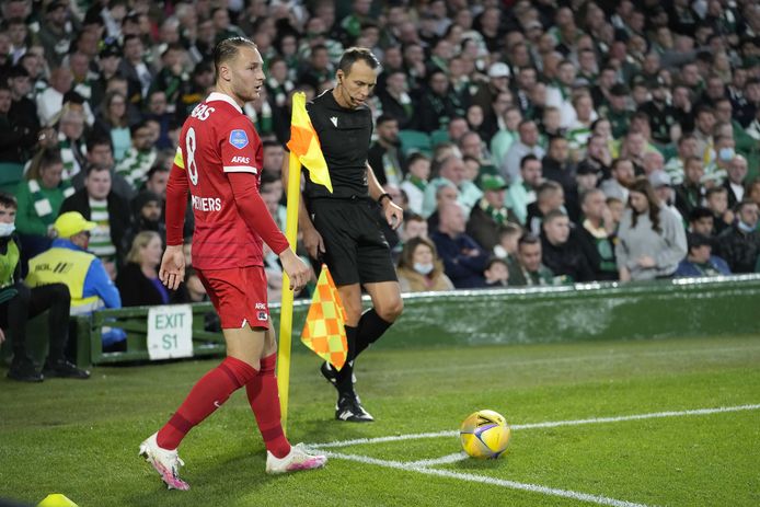 Teun Koopmeiners legt aan voor een hoekschop op Celtic Park.