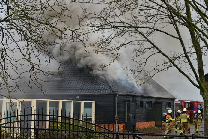 Brand in gebouw met zwembad in Prinsenbeek.