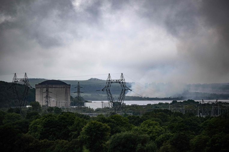 Een bosbrand woedt achter de kerncentrale van het Franse Brennilis, eind juli. Beeld AFP