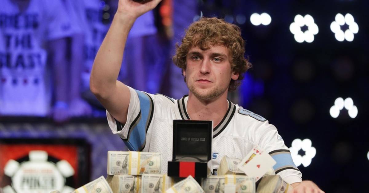 Ryan Riess vangt als wereldkampioen poker ruim zes miljoen euro ...