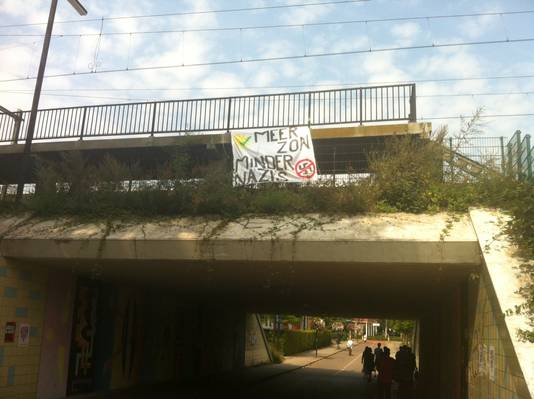 Anti-neonazi affiches bij de woonboulevard.